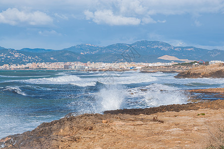 棕榈湾风季的海岸景色 在冬天海岸线蓝色海洋飞行海浪冲浪晴天海滩地平线假期图片