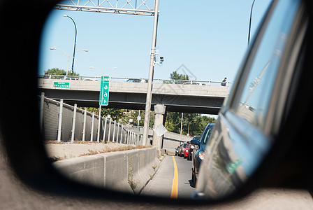 汽车 高速公路交通堵塞的反射镜面中图片