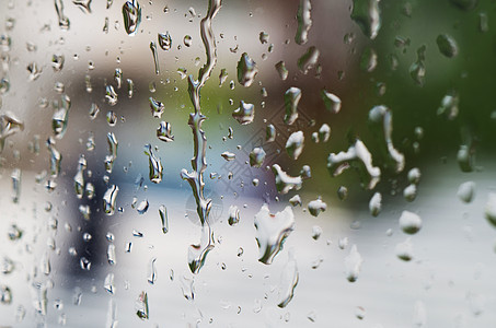 窗户上的雨水滴     有选择性的焦点液体雨滴水分宏观水滴气泡环境飞沫滴水流动图片