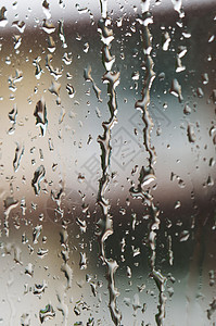 窗户上的雨水滴     有选择性的焦点液体水滴气泡雨滴宏观环境流动水分湿度滴水图片