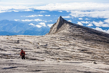 基纳瓦卢山南峰世界风景天空遗产爬坡森林薄雾娱乐环境岩石图片