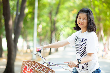 年轻骑自行车的女人活动生活运动花园骑术成人公园娱乐女士乐趣图片