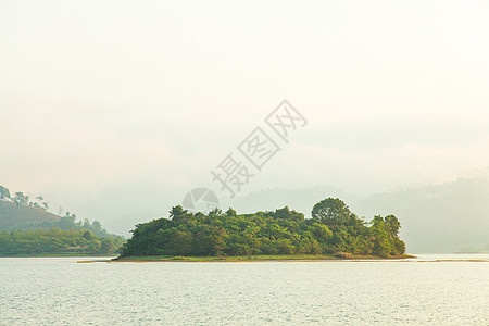 湖岛在早晨农村晴天旅游地标天空森林国家池塘爬坡天线图片