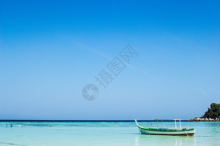 位于蓝海和天空的美丽的小型小渔船木船太阳阳光海浪海岸海景木头海洋蓝色晴天热带图片