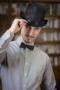 身戴顶顶帽子和领结的优雅青年男子男人成人魔术师套装黑色白色绅士男性贵族衬衫图片
