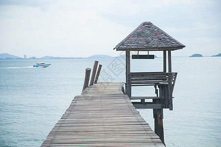 木林桥通向大海码头热带港口海滩场景旅游假期木头天空游客图片