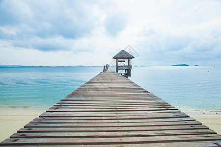 木林桥通向大海游客旅行海岸海景木头码头假期海滩场景港口图片