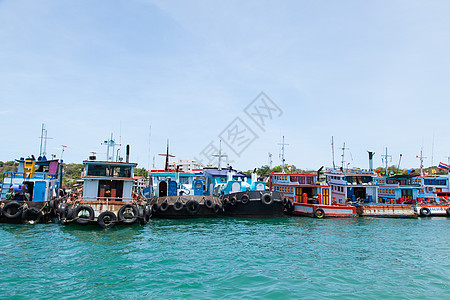 渔船旅行海岸旅游码头晴天游客反射钓鱼天空海岸线图片