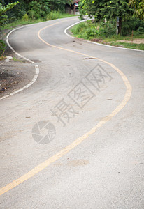 弯曲公路叶子路线爬坡运输人行道场景曲线沥青速度交通图片