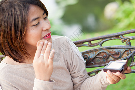 施用粉末的妇女眼睛海绵微笑刷子皮肤女孩腮红肤色头发容貌图片