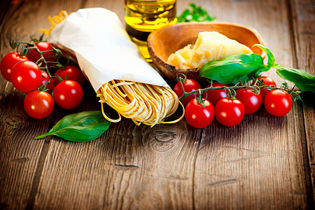 意大利自制意大利面条 帕梅桑和西红柿叶子食谱蔬菜饮食桌子碳水木头厨房菜单产品图片