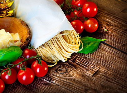 意大利自制意大利面条 帕梅桑和西红柿木头美食传统营养食谱餐厅桌子碳水菜单化合物图片