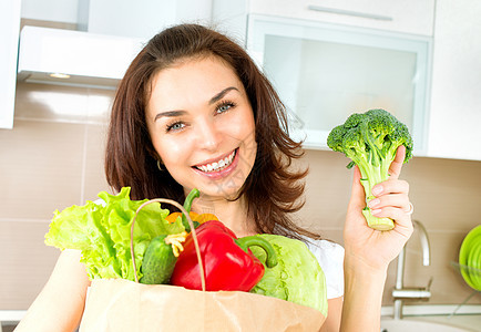 快乐的年轻女性 蔬菜在购物袋里  饮食概念食物营养生物女孩购物卫生市场厨房生活保健图片