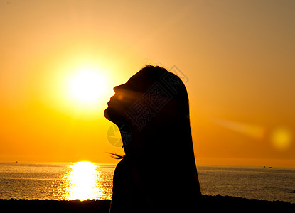 太阳下阴暗的彩色月光宗教幸福活力天堂海岸日落女士祷告海洋女性图片
