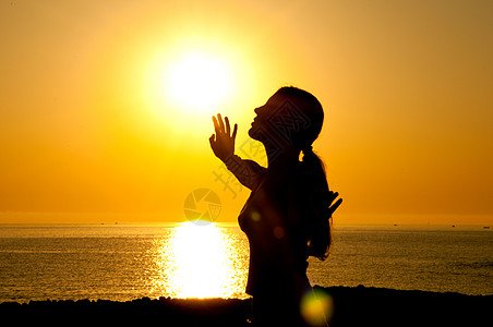 太阳下阴暗的彩色月光海洋祷告女士海岸幸福精神天堂活力女孩生态图片