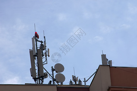 屋顶上组合的多个天线发射机基础设施技术播送广播电话车站电讯网络收音机图片