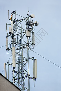 屋顶上组合的多个天线基础设施网络天空卫星电讯电话收音机播送广播渠道图片