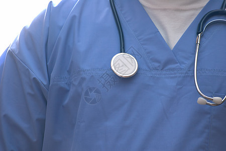 穿蓝色长袍的护士 配有听诊器图片