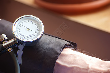 血压计显示血压低的血压 表明血压高图片