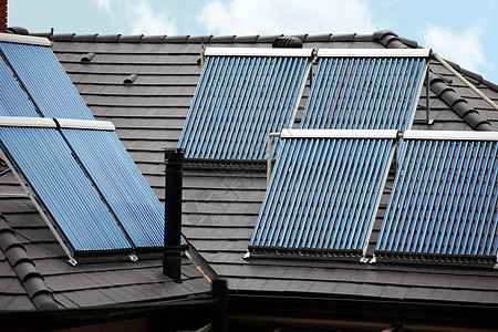 屋顶上6个太阳热能管图片