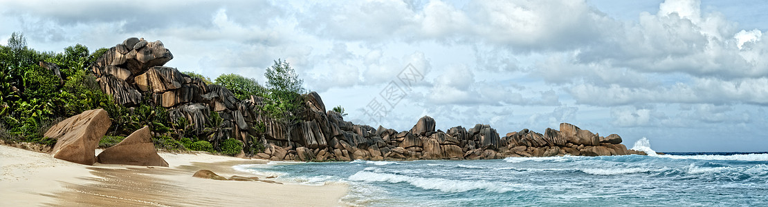 热带岛屿海滩上的显眼巨石 在热带岛屿的沙滩上图片