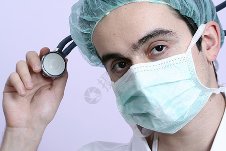有听诊器的年轻医生男性工作保险医师情况诊断考试压力心脏病学医院图片