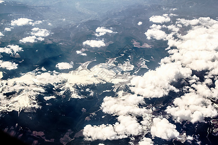 飞机上山岳的外观土地场地行星世界地理蓝色天空航班晴天农村图片