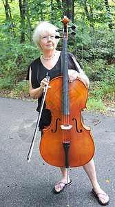 女大提琴手老师乐器音乐家音乐职业成人演员闲暇大提琴字符串背景图片