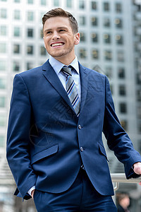 英俊的商务人士在户外摆布商务领带企业家员工套装微笑生意人职业顾问男性图片