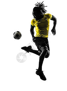 一名黑人巴西足球运动员男子剪影戏法运动球衣男人工作室制服球员跳跃阴影背景图片