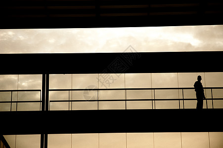建筑剪影轮尾办公室蓝色玻璃商业建筑学天空男人公司贸易成员背景