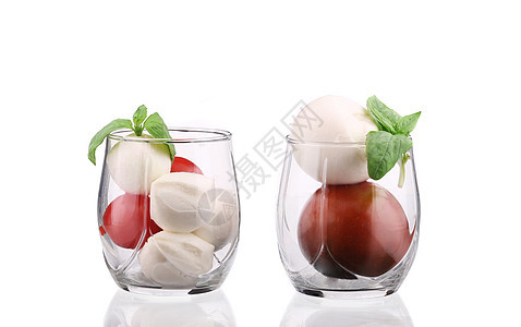 杯子里有番茄和莫扎雷拉球美食食物饮食午餐草本植物沙拉盘子反射玻璃小吃图片