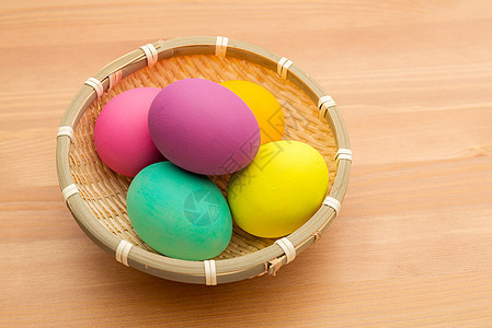 复活节彩蛋篮桌子篮子绘画亚麻庆典传统假期展示柳条木头图片