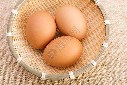 底盘上篮子的棕蛋早餐亚麻团体细胞棕色蛋壳食物帆布农业柳条图片
