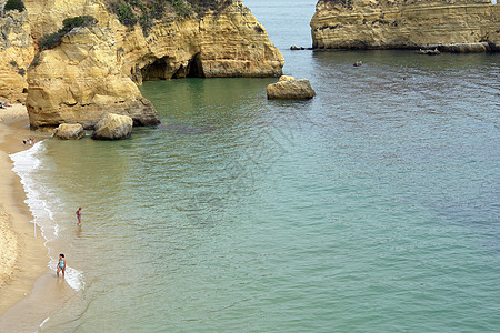 海滩沙滩海岸海岸线孤独岩石海浪女性海洋假期石头远足图片
