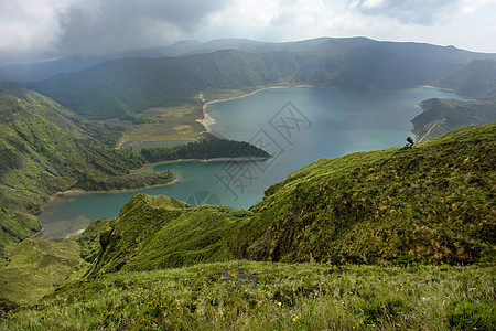 湖梦幻支撑地平线绿色蓝色气候山脉气氛风景岩石图片