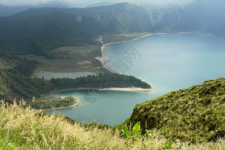 火灾湖地平线风景生态蓝色石头绿色岩石支撑山脉天空图片