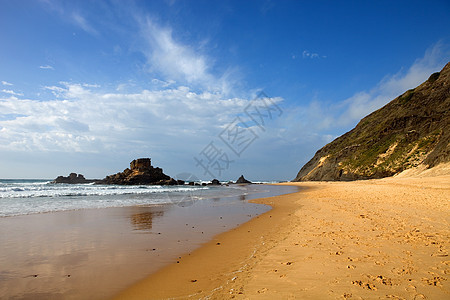 海滩沙滩热带孤独蓝色海景旅行假期波浪悬崖支撑岩石图片