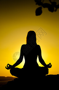 瑜伽在日出时摆出圆背影冥想训练成人海岸美丽药品女性海滩头脑太阳图片