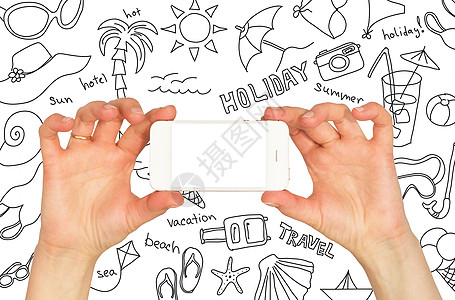 手握智能手机 围绕夏季草图比基尼潜水屏幕冰淇淋纸船风筝面具玻璃贝壳假期图片
