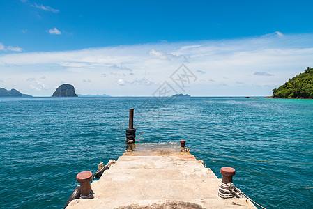 在海中喷气 美丽的蓝色天空和晴天泊位地平线日落季节港口旅游阳光旅行太阳图片