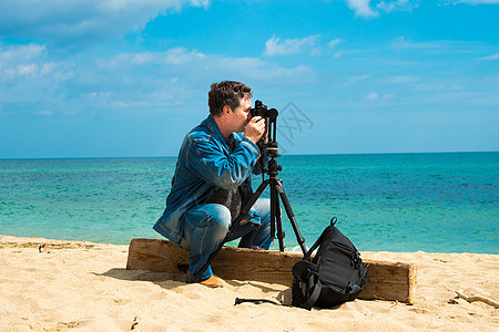 摄影摄影师用光离照相机天空牛仔裤背包黄色相机三脚架液体海浪绿色工作图片