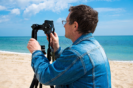 摄影摄影师用光离照相机海浪工作天空液体海洋冲浪相机海岸手势三脚架图片