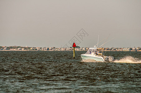 远洋移动渔船 在海洋上行驶发动机巡航游艇假期阳光蓝色甲板汽艇娱乐血管图片