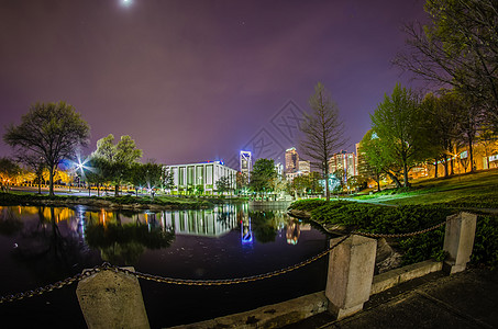 夜间马歇尔公园的彩色天线视图踪迹质量控制池塘天空直升机喷泉反射天际城市树木图片