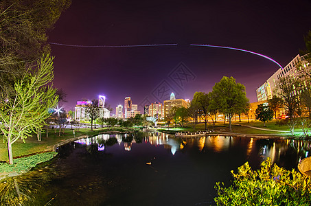 夜间马歇尔公园的彩色天线视图树木反射植物直升机天空踪迹城市池塘计算器喷泉图片