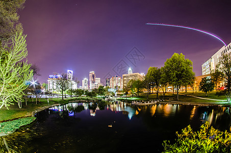 夜间马歇尔公园的彩色天线视图质量控制踪迹天际池塘地面城市反射植物天空喷泉图片