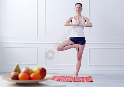 生活方式 瑜伽锻炼期间美丽的女孩食物营养桌子平衡蓝色发型咒语公寓冥想地面图片