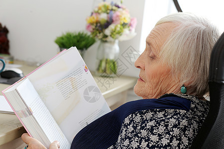 长相快乐的老年妇女女性公寓奶奶皮肤头发长老微笑花朵祖母阅读图片