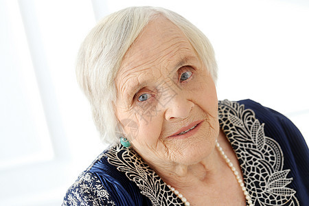 长相快乐的老年妇女耳环女性母亲女士微笑皱纹祖父母头发皮肤项链图片